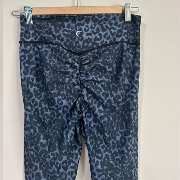 Zyia Stone Leopard Scrunch Butt Leggings - Picture 6 of 8